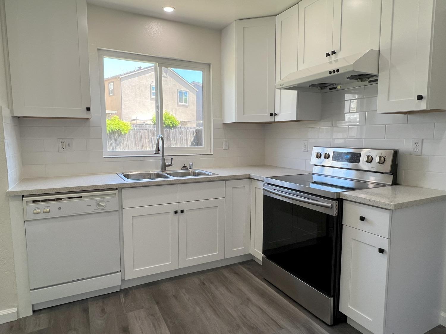 Detail Gallery Image 5 of 28 For 18 Tyndall Ct, Sacramento,  CA 95823 - 3 Beds | 2/1 Baths