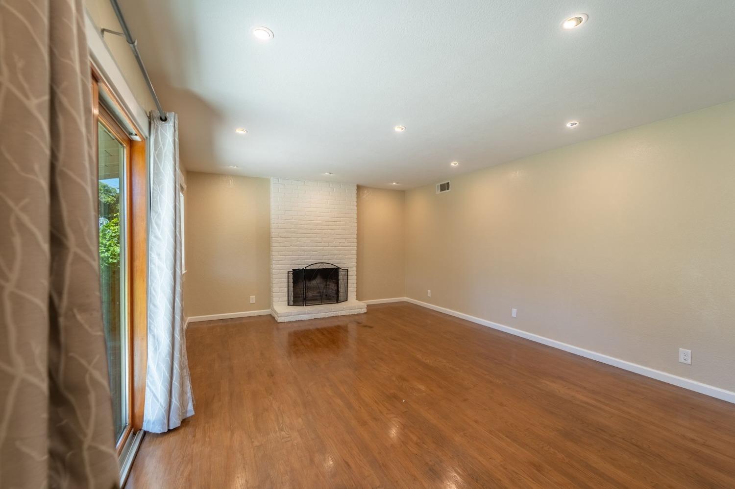 Detail Gallery Image 7 of 27 For 1126 Hawthorne Ave, Modesto,  CA 95350 - 3 Beds | 2 Baths