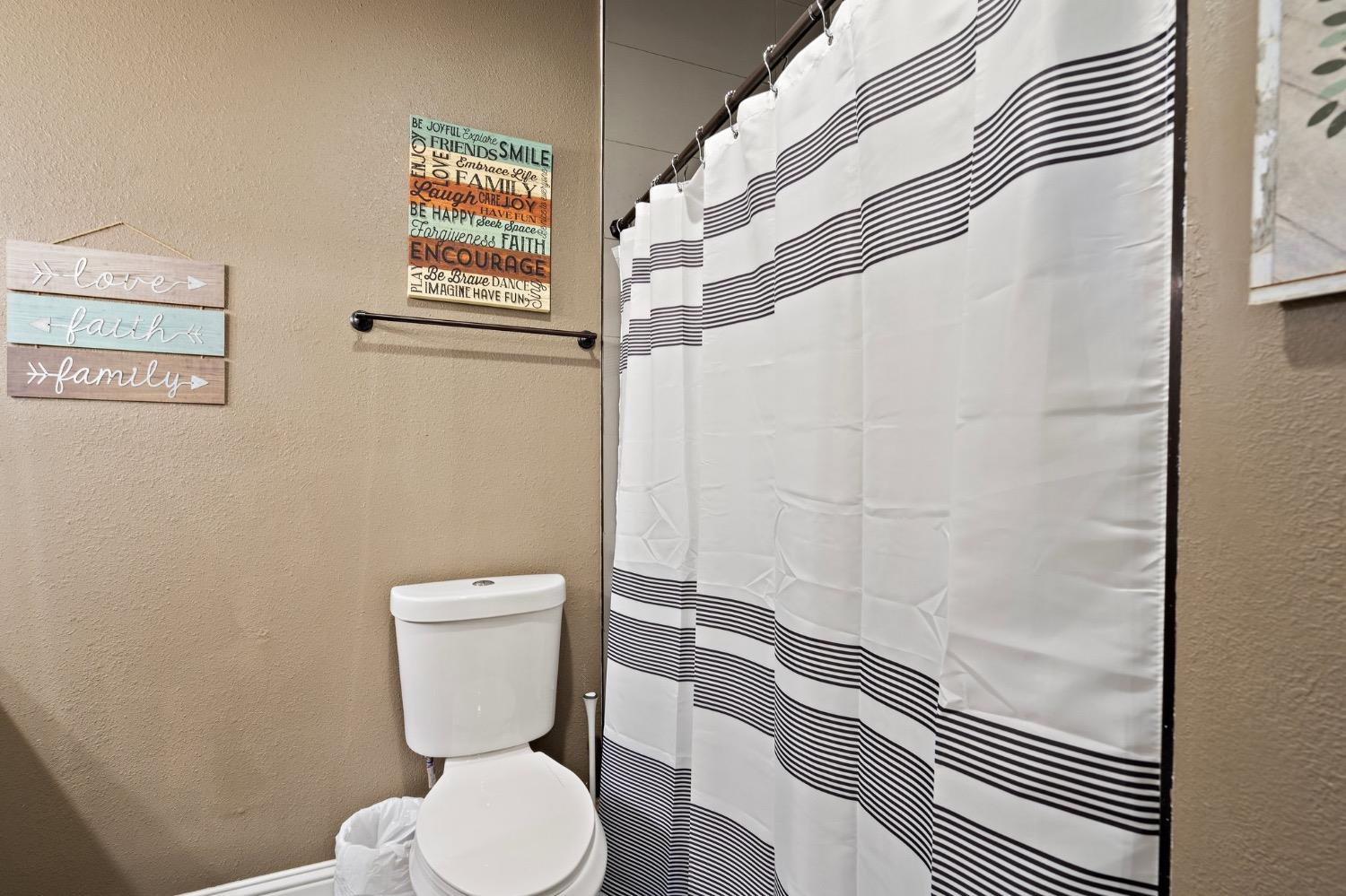 Detail Gallery Image 19 of 27 For 410 Grove St, Roseville,  CA 95678 - 3 Beds | 2 Baths