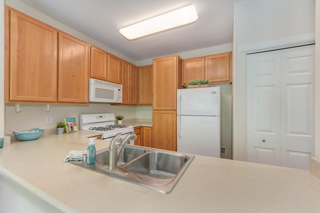 Detail Gallery Image 6 of 25 For 5201 Laguna Oaks Dr #2,  Elk Grove,  CA 95758 - 1 Beds | 1 Baths