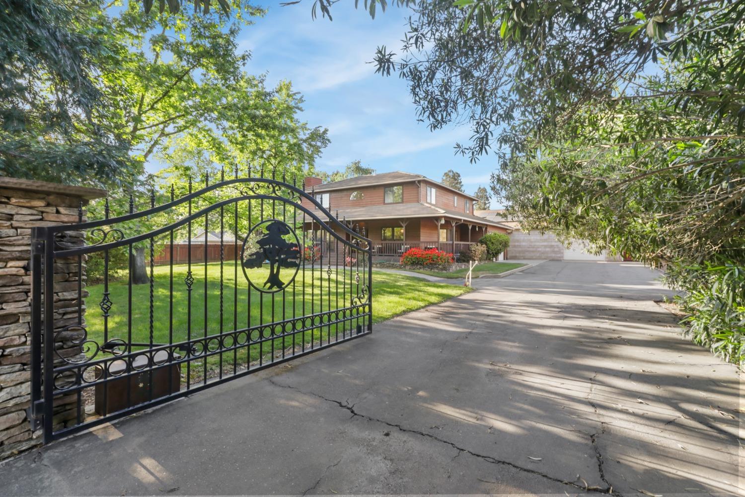 Detail Gallery Image 3 of 80 For 5335 Robertson Ave, Carmichael,  CA 95608 - 3 Beds | 2/1 Baths