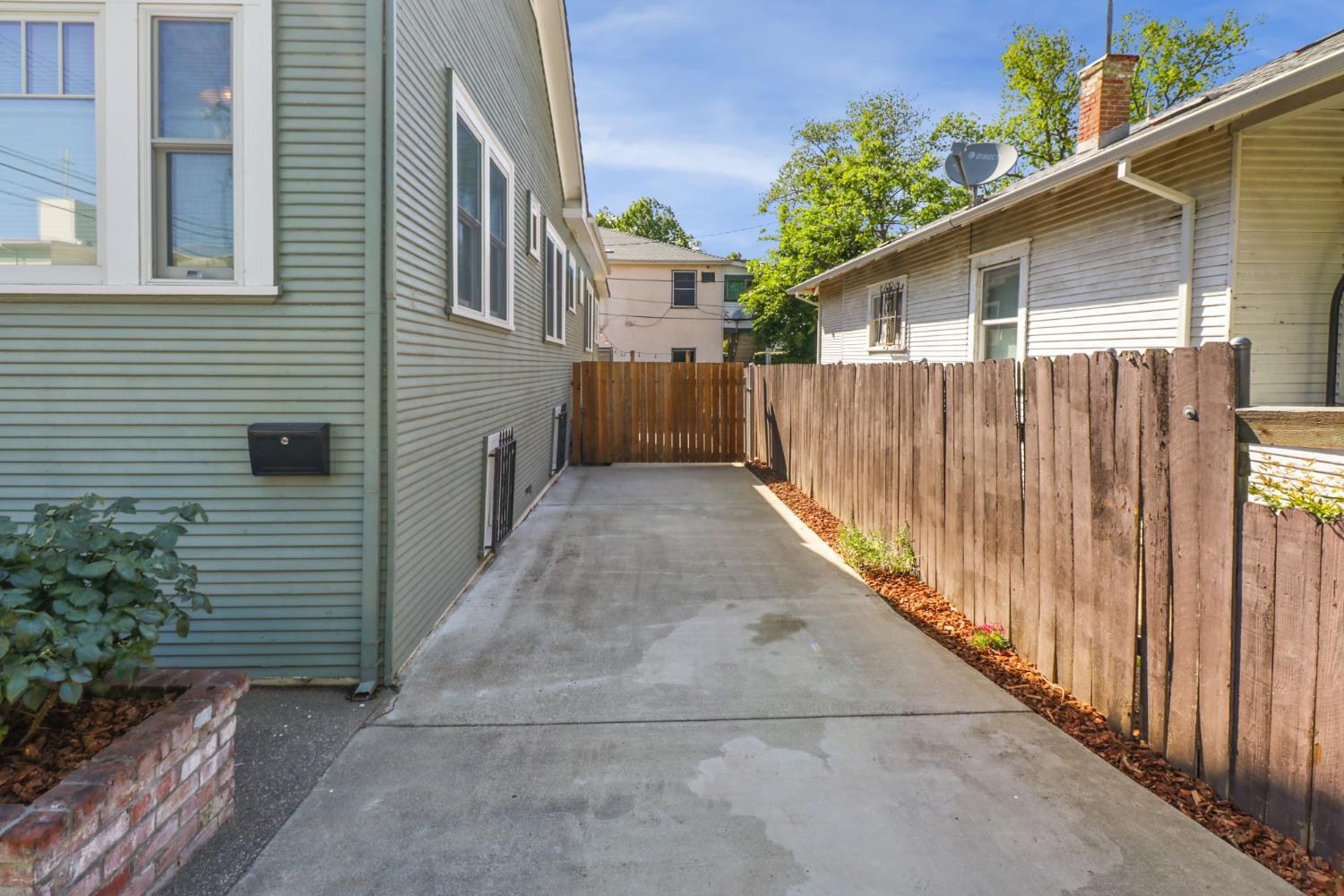 Detail Gallery Image 4 of 47 For 1914 7th St, Sacramento,  CA 95811 - 2 Beds | 2 Baths