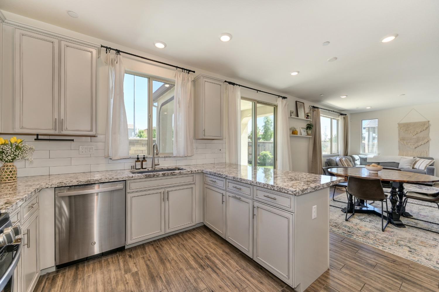 Detail Gallery Image 9 of 27 For 9486 Cronut Ct, Sacramento,  CA 95829 - 4 Beds | 3 Baths
