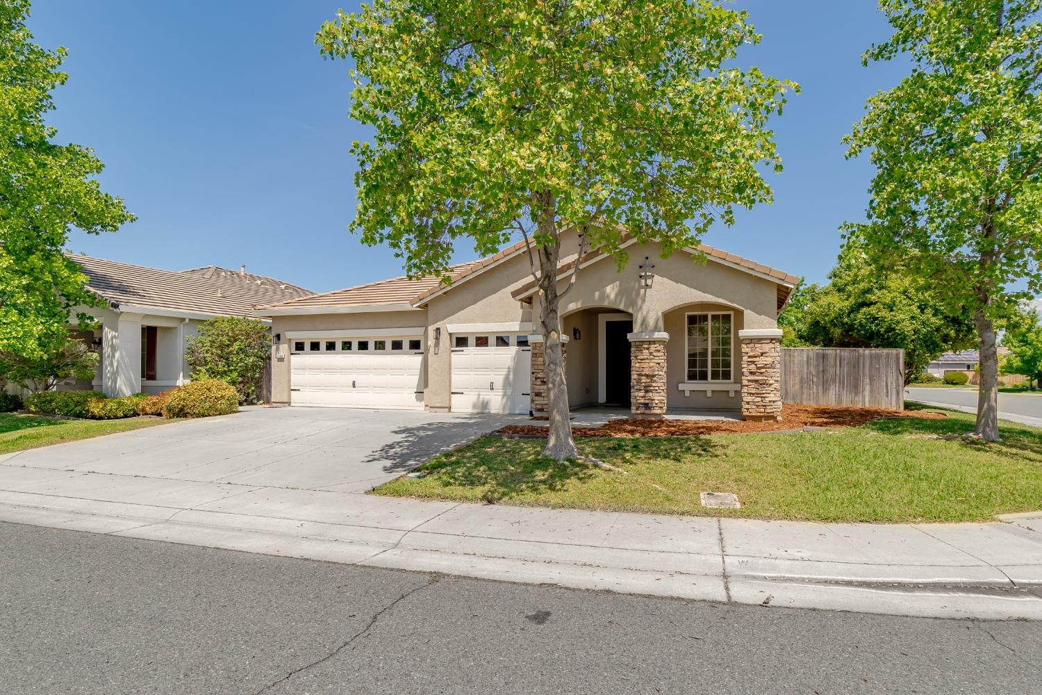Detail Gallery Image 1 of 28 For 1740 Delouch Dr, Lincoln,  CA 95648 - 4 Beds | 2 Baths