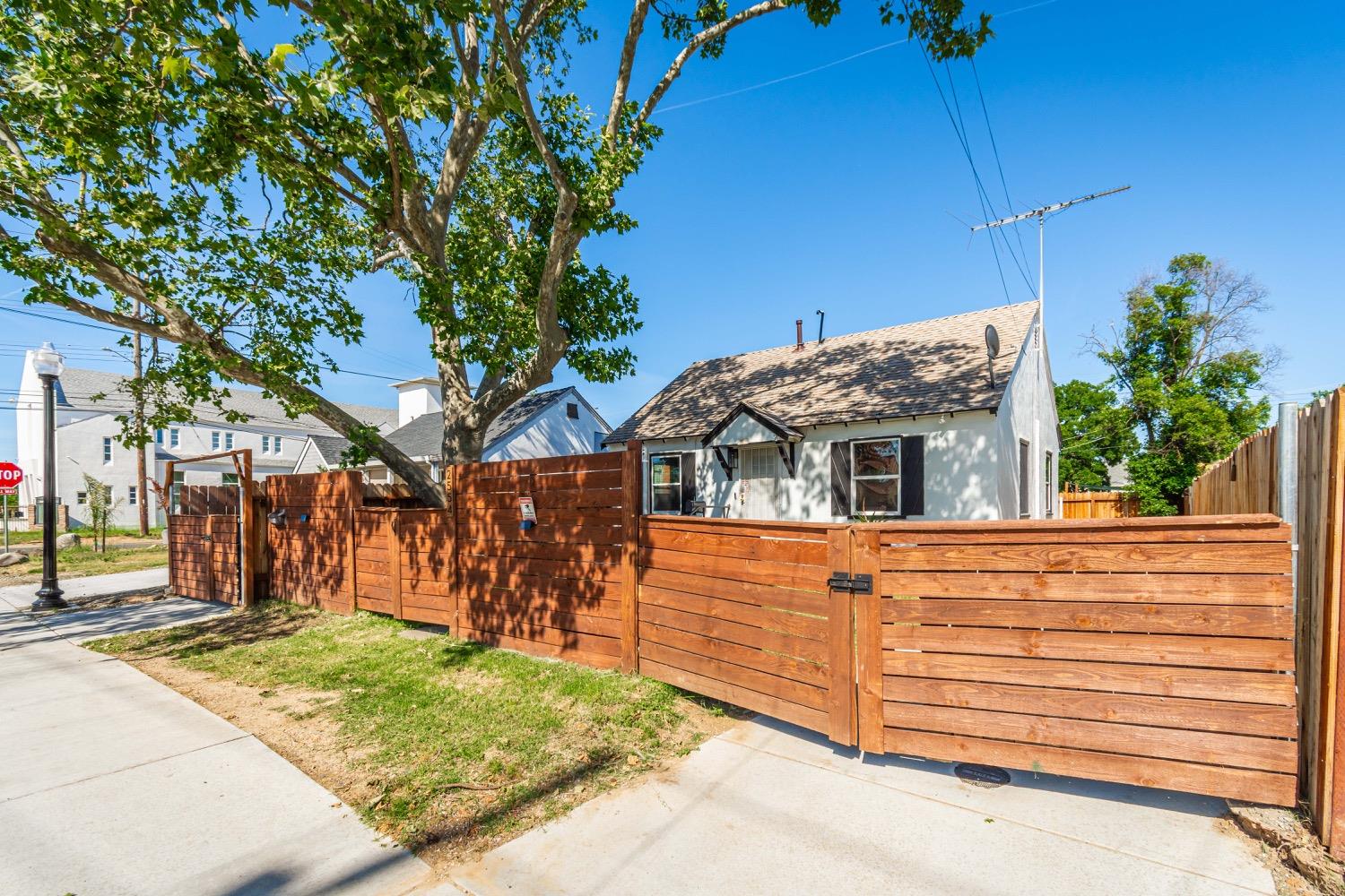 Detail Gallery Image 8 of 64 For 2554 Clay St, Sacramento,  CA 95815 - 4 Beds | 2 Baths