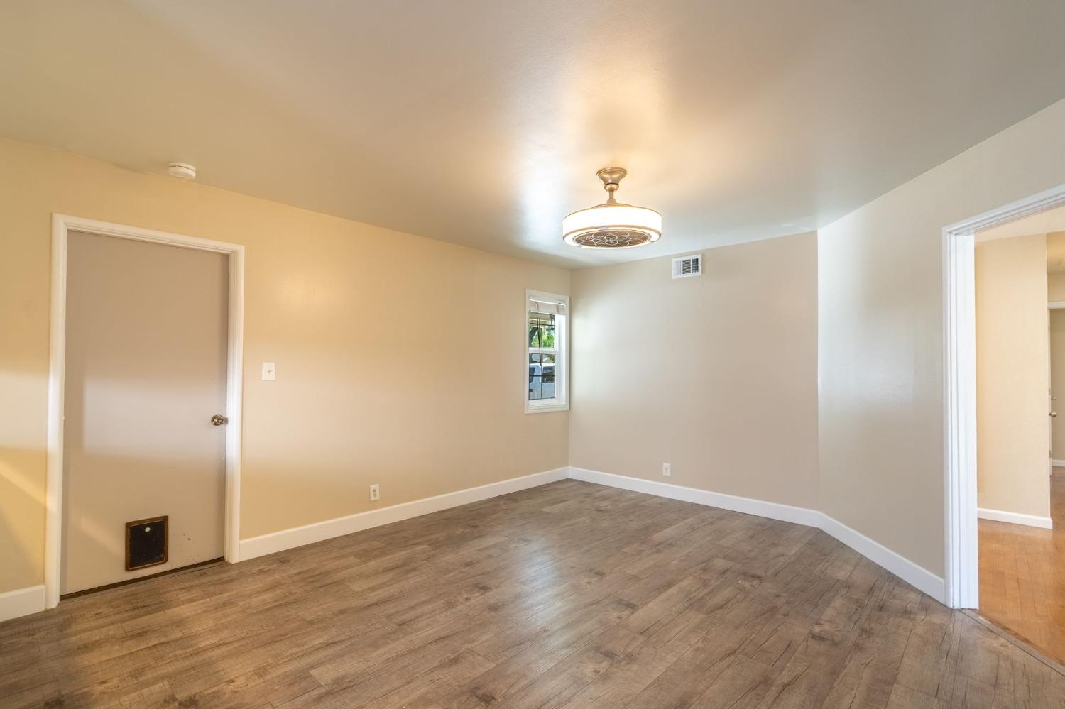 Detail Gallery Image 12 of 27 For 1126 Hawthorne Ave, Modesto,  CA 95350 - 3 Beds | 2 Baths