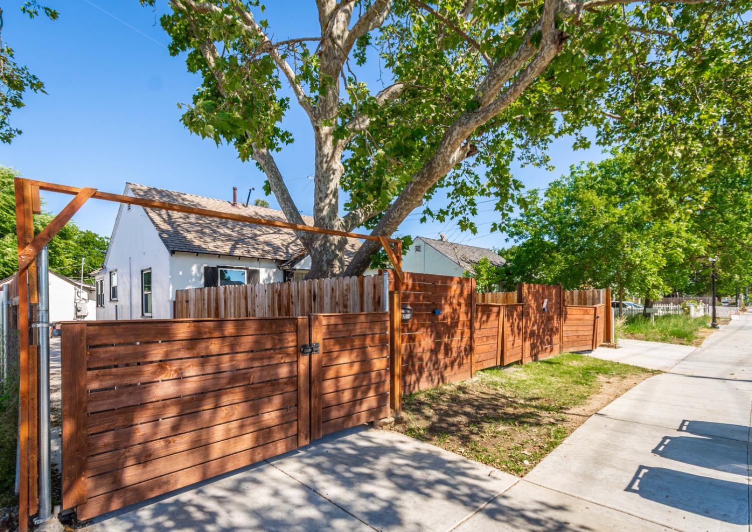 Detail Gallery Image 7 of 64 For 2554 Clay St, Sacramento,  CA 95815 - 4 Beds | 2 Baths