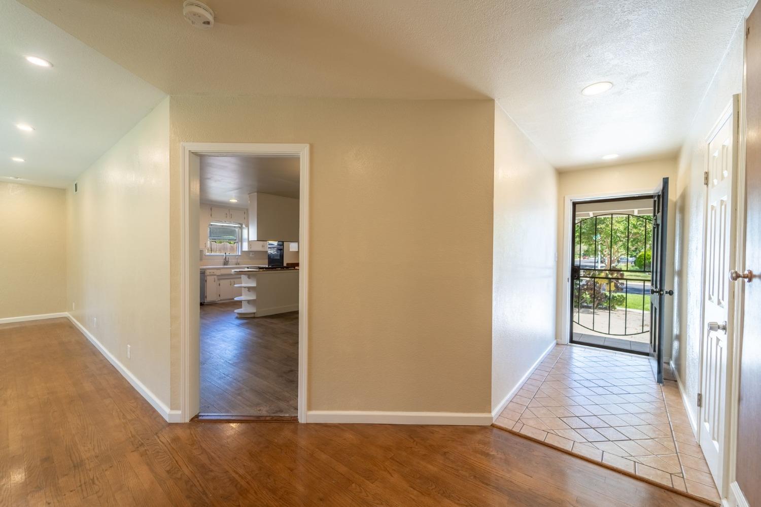 Detail Gallery Image 5 of 27 For 1126 Hawthorne Ave, Modesto,  CA 95350 - 3 Beds | 2 Baths