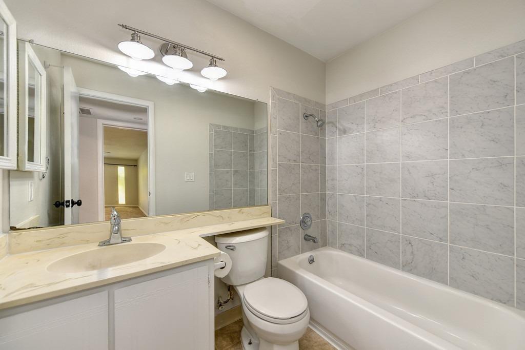 Detail Gallery Image 9 of 38 For 4701 Large Oak Ct, Sacramento,  CA 95841 - – Beds | – Baths