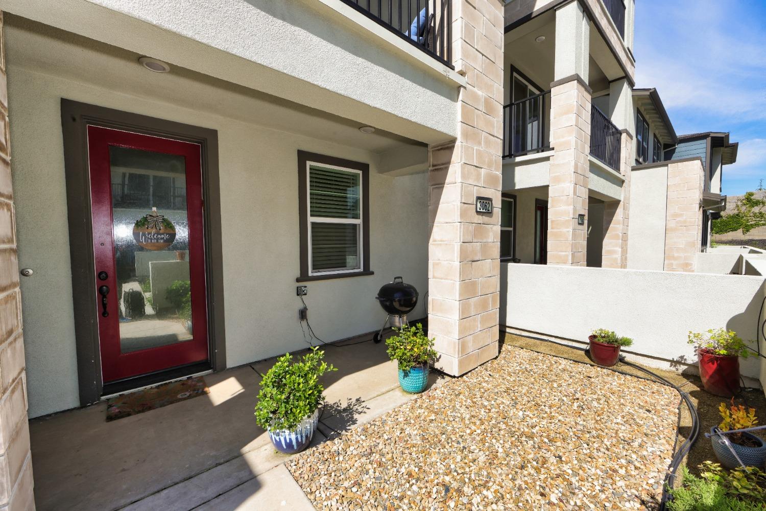 Detail Gallery Image 1 of 28 For 3062 Eagle Chase Walk, Sacramento,  CA 95833 - 3 Beds | 3/1 Baths