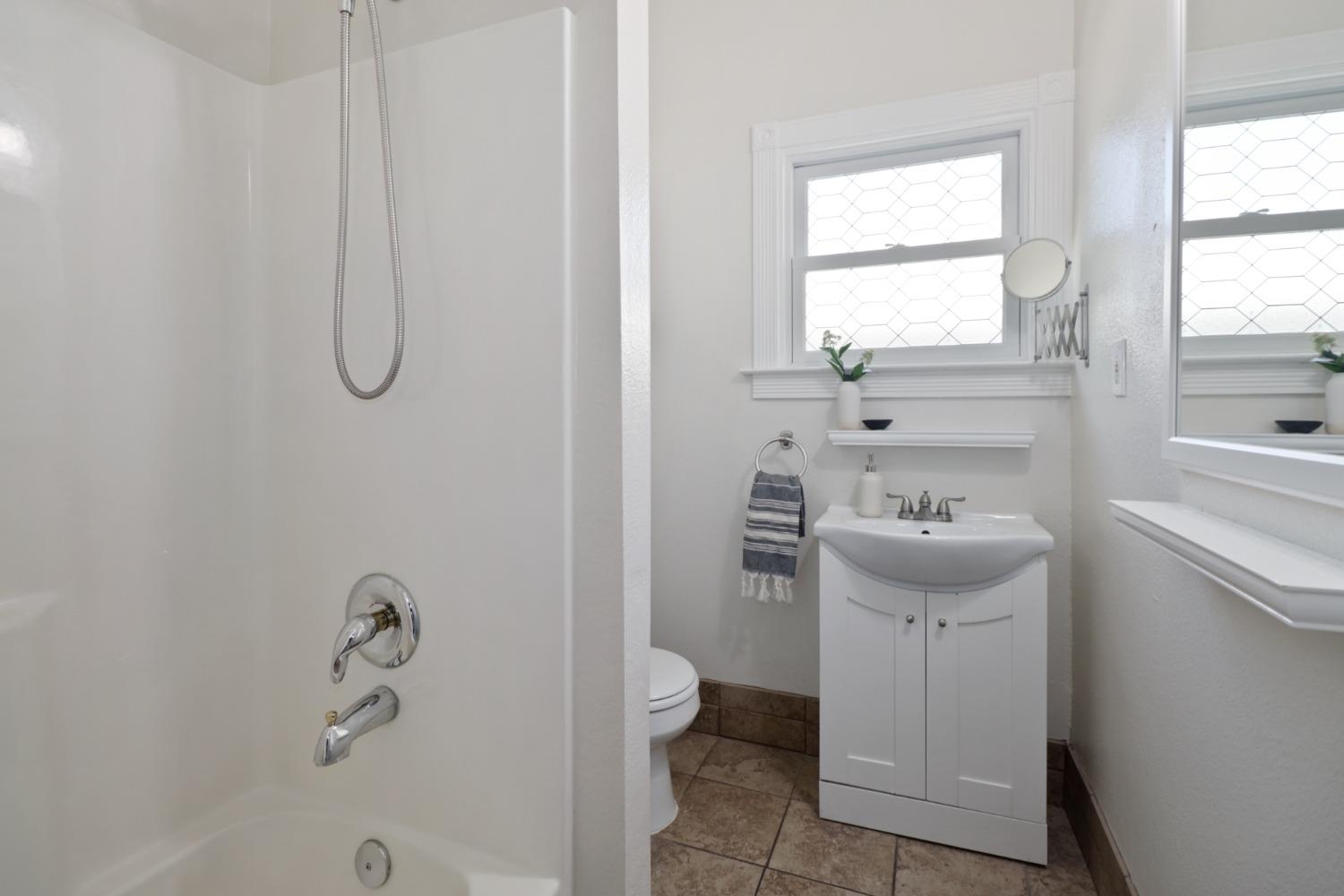 Detail Gallery Image 27 of 47 For 1914 7th St, Sacramento,  CA 95811 - 2 Beds | 2 Baths