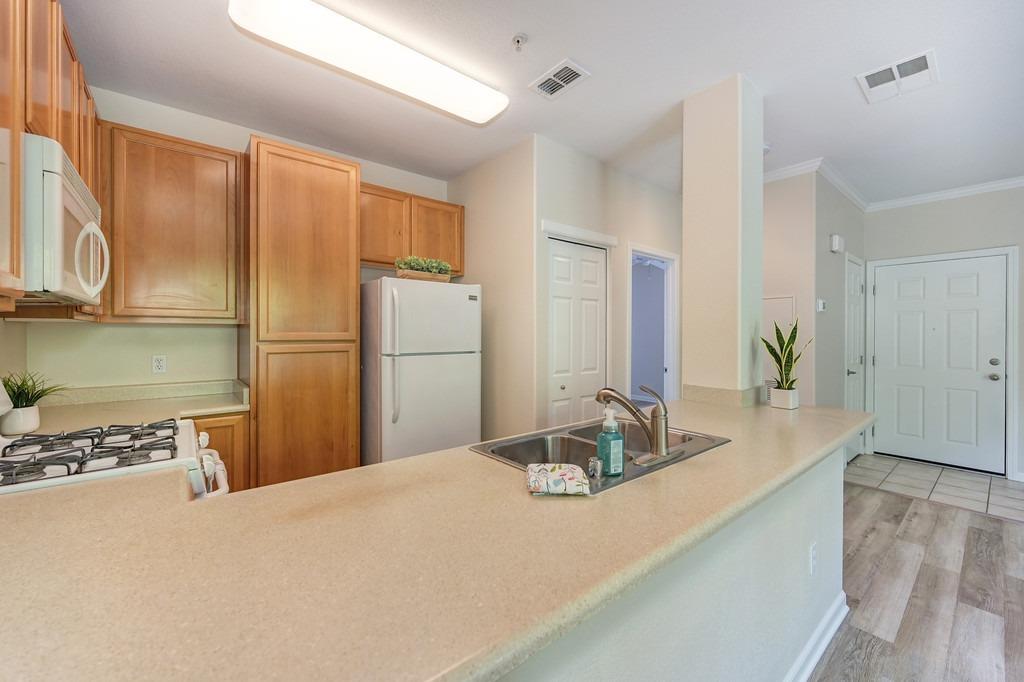 Detail Gallery Image 7 of 25 For 5201 Laguna Oaks Dr #2,  Elk Grove,  CA 95758 - 1 Beds | 1 Baths