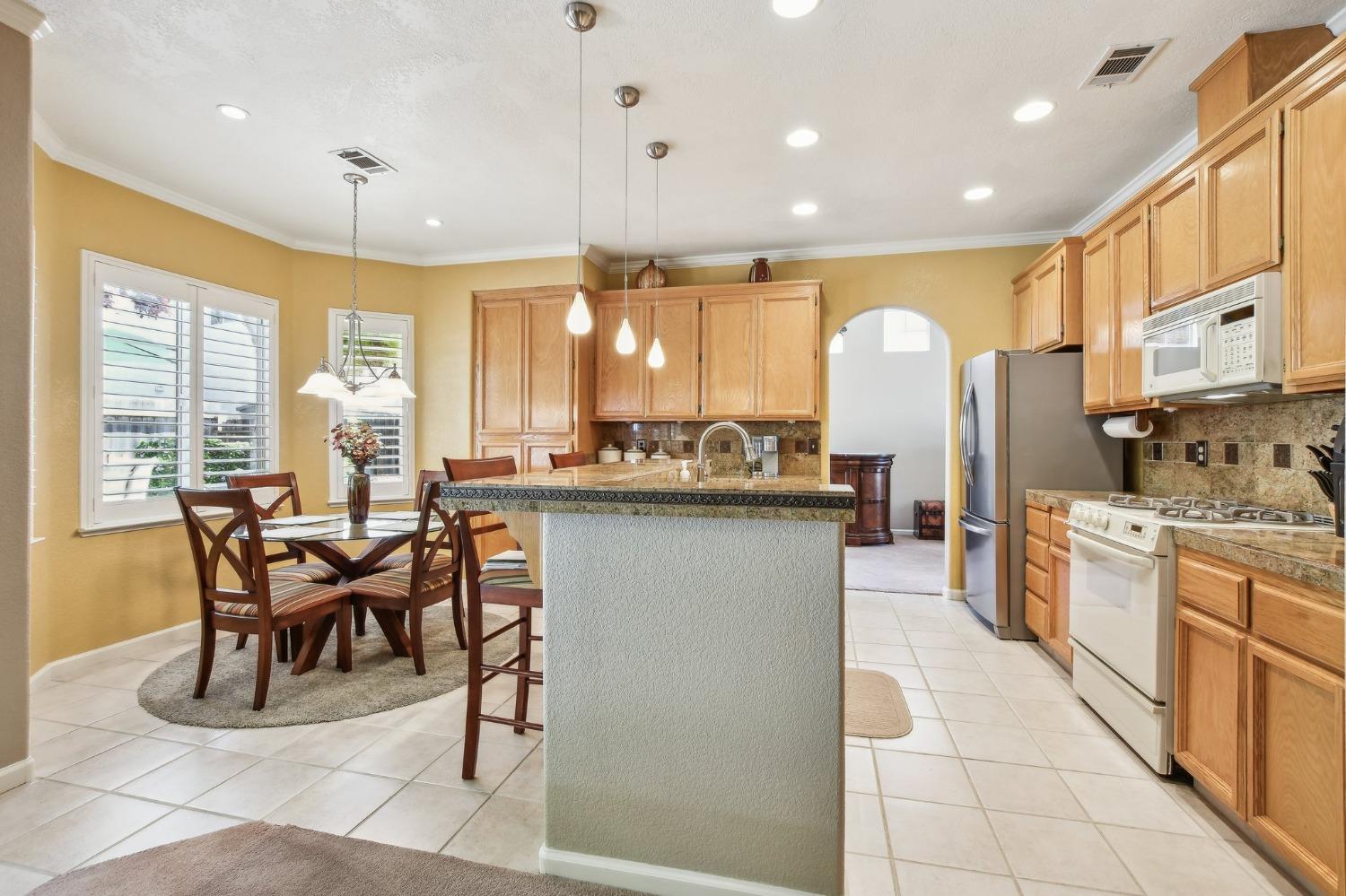 Detail Gallery Image 9 of 32 For 10689 Pleasant Valley Cir, Stockton,  CA 95209 - 3 Beds | 2/1 Baths