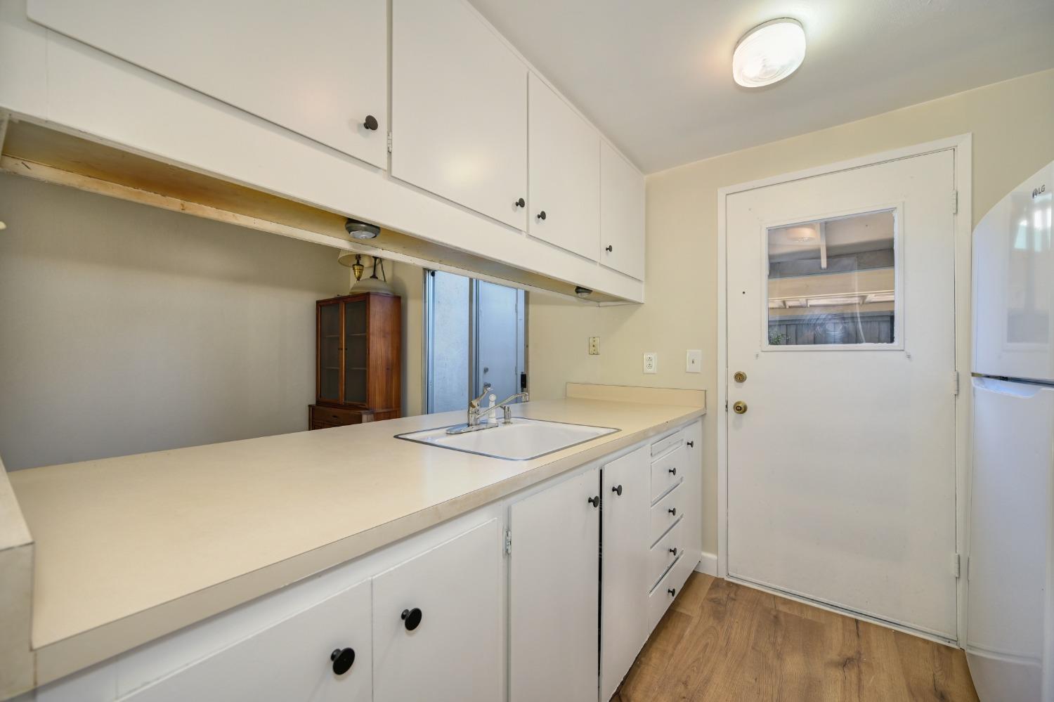 Detail Gallery Image 9 of 41 For 721 Roundtree Ct, Sacramento,  CA 95831 - 2 Beds | 1/1 Baths