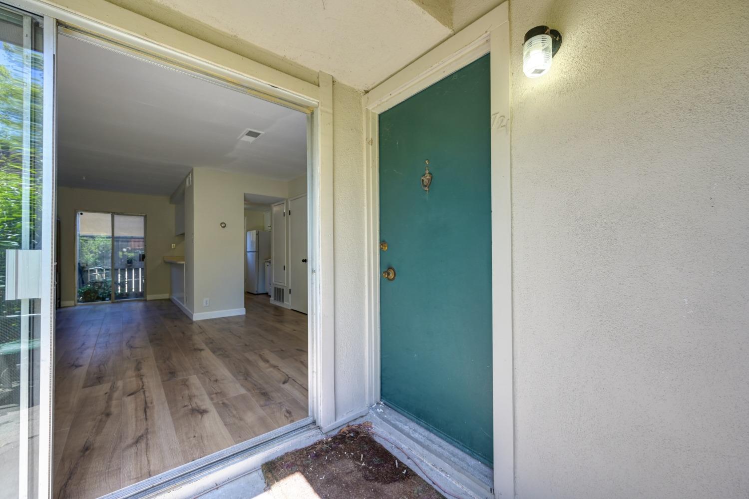 Detail Gallery Image 3 of 41 For 721 Roundtree Ct, Sacramento,  CA 95831 - 2 Beds | 1/1 Baths