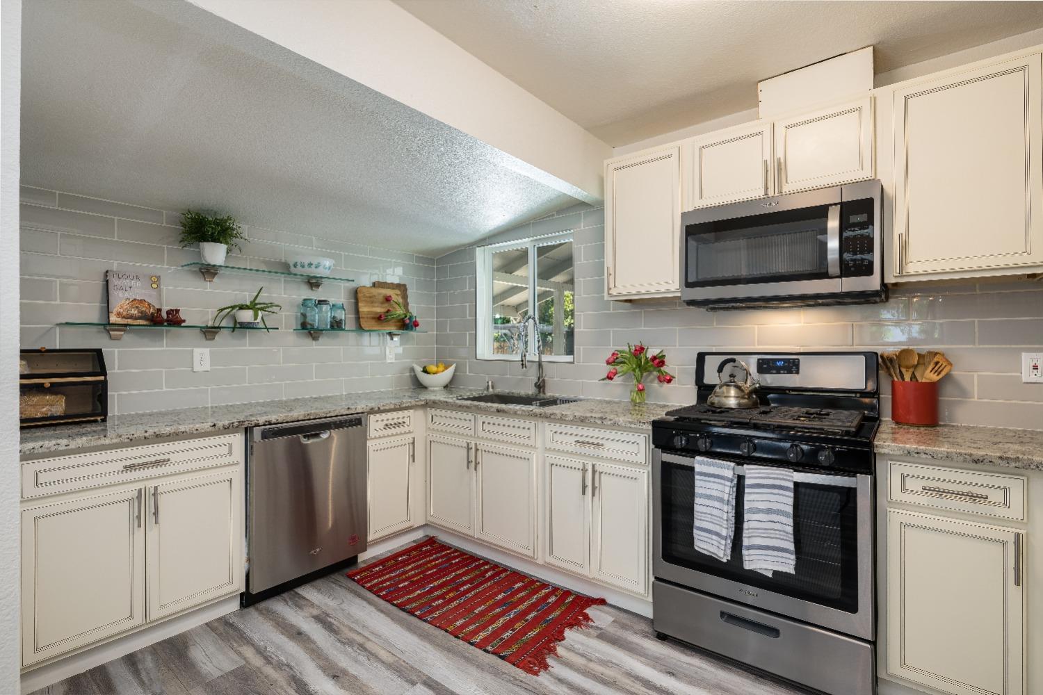 Detail Gallery Image 10 of 38 For 1340 Carrie St, West Sacramento,  CA 95605 - 4 Beds | 2 Baths