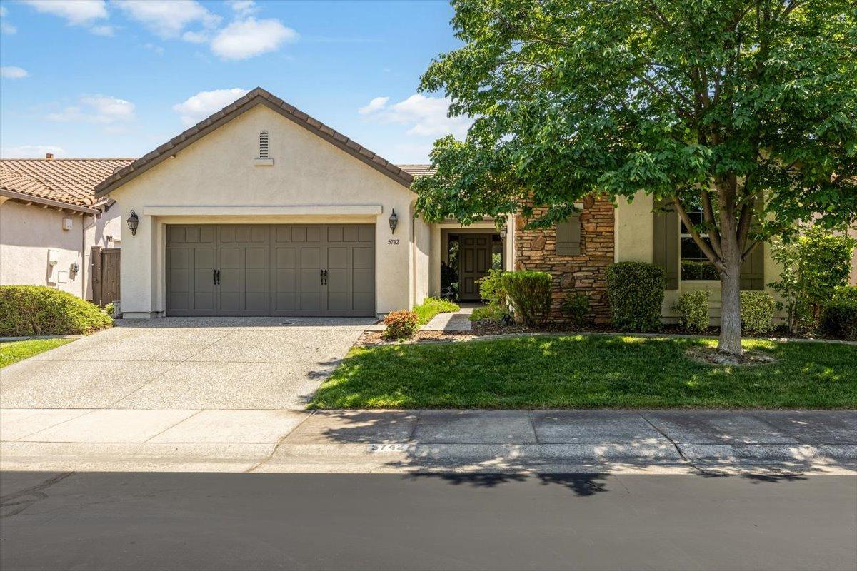 Detail Gallery Image 1 of 1 For 5742 Palmera Ln, Sacramento,  CA 95835 - 2 Beds | 2 Baths