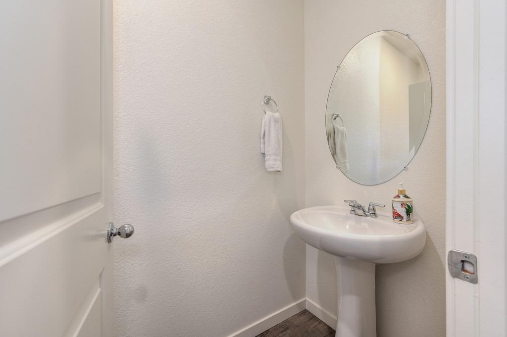 Detail Gallery Image 3 of 16 For 9249 Farmstead Cir, Roseville,  CA 95747 - 4 Beds | 2/1 Baths