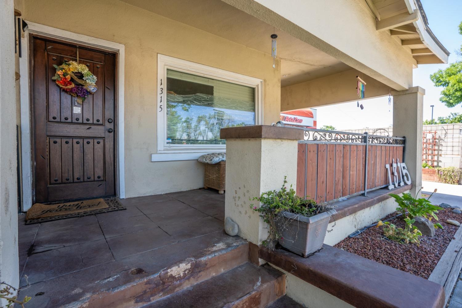 Detail Gallery Image 5 of 28 For 1315 S 7th St, Los Banos,  CA 93635 - 3 Beds | 2/1 Baths
