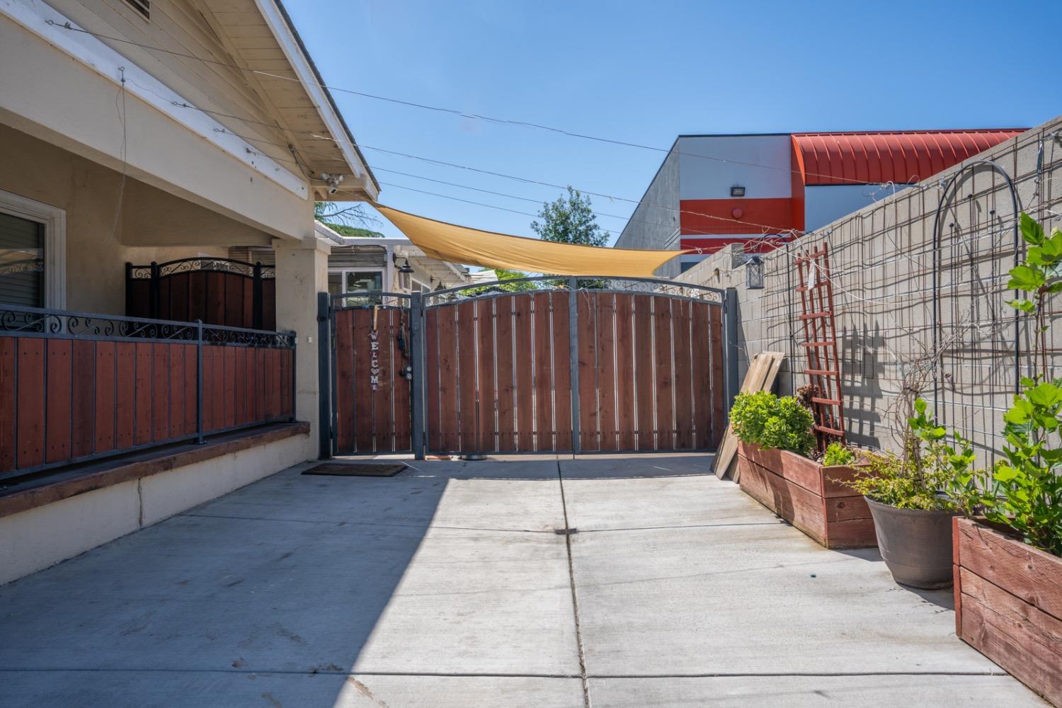 Detail Gallery Image 4 of 28 For 1315 S 7th St, Los Banos,  CA 93635 - 3 Beds | 2/1 Baths