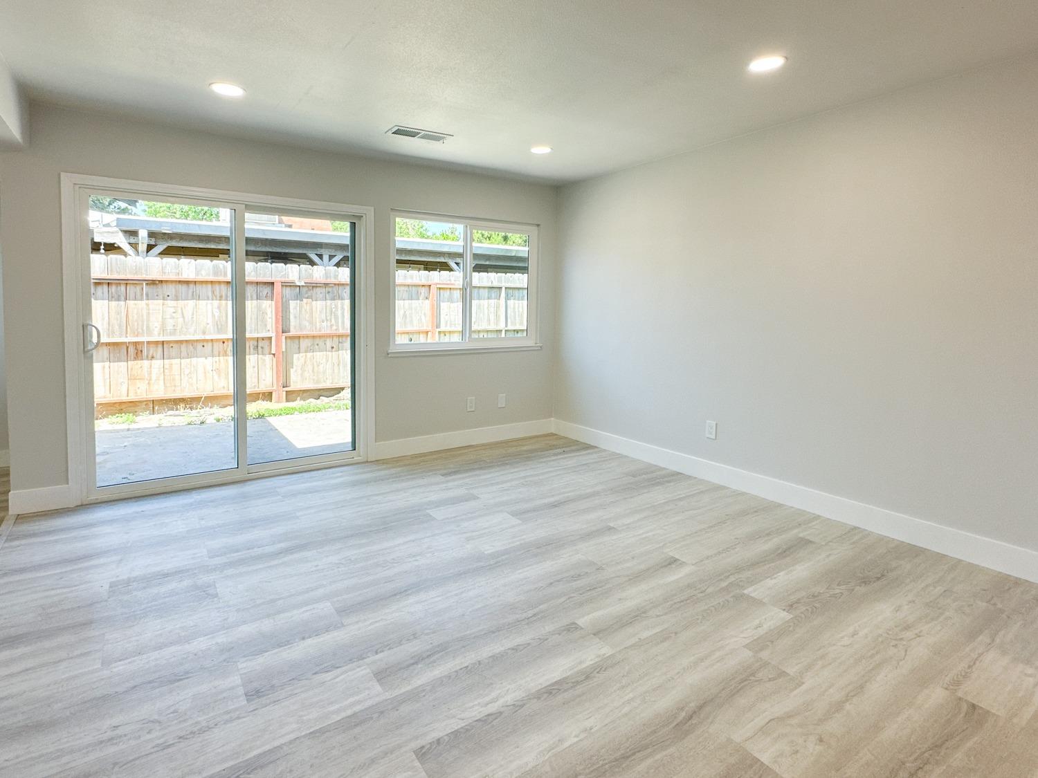 Detail Gallery Image 23 of 28 For 220 N Riverside Dr, Modesto,  CA 95354 - 3 Beds | 2 Baths