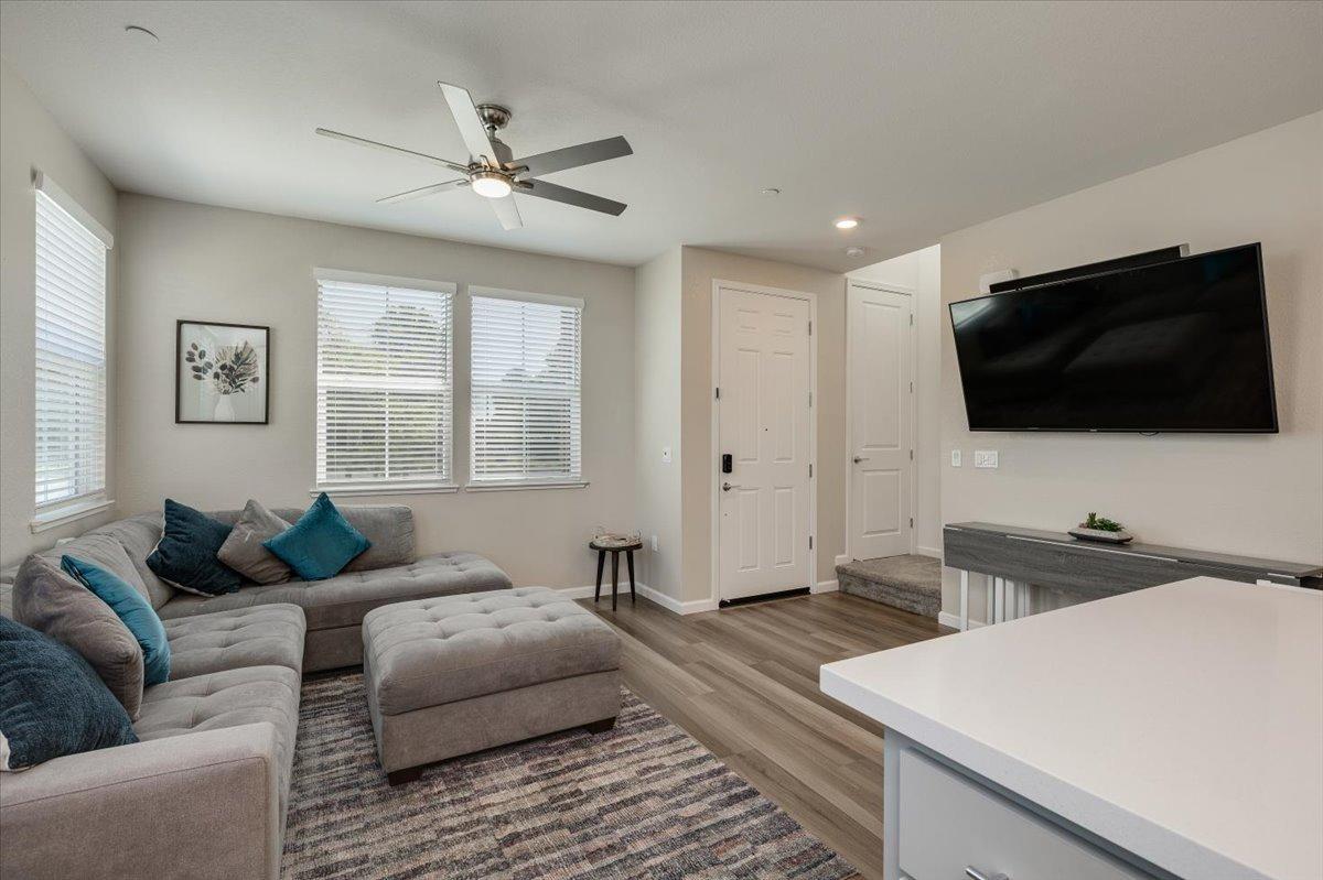 Detail Gallery Image 7 of 35 For 4379 E Commerce Way, Sacramento,  CA 95834 - 3 Beds | 2/1 Baths