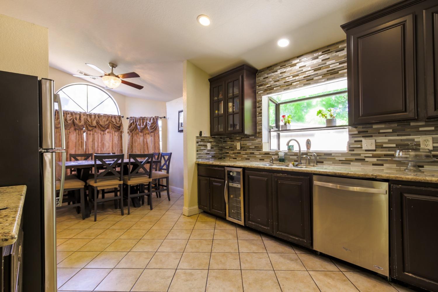 Detail Gallery Image 7 of 40 For 5795 Caribbean Cir, Stockton,  CA 95210 - 3 Beds | 2 Baths