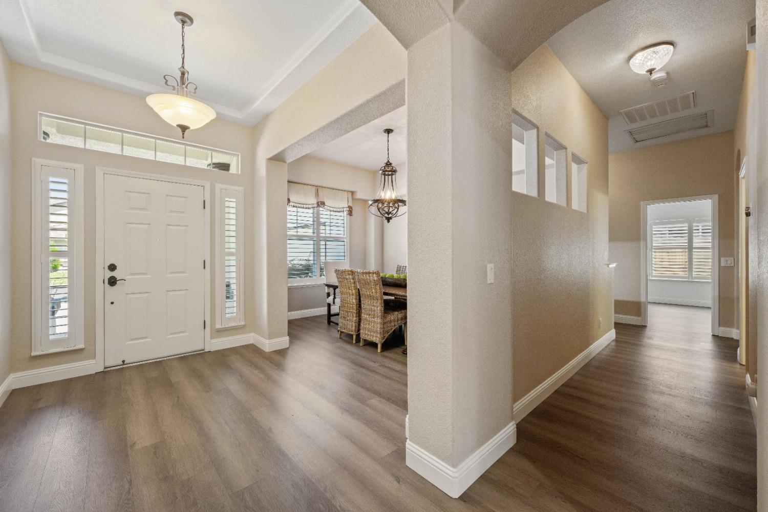 Detail Gallery Image 3 of 37 For 565 Striped Moss St, Roseville,  CA 95678 - 3 Beds | 2 Baths