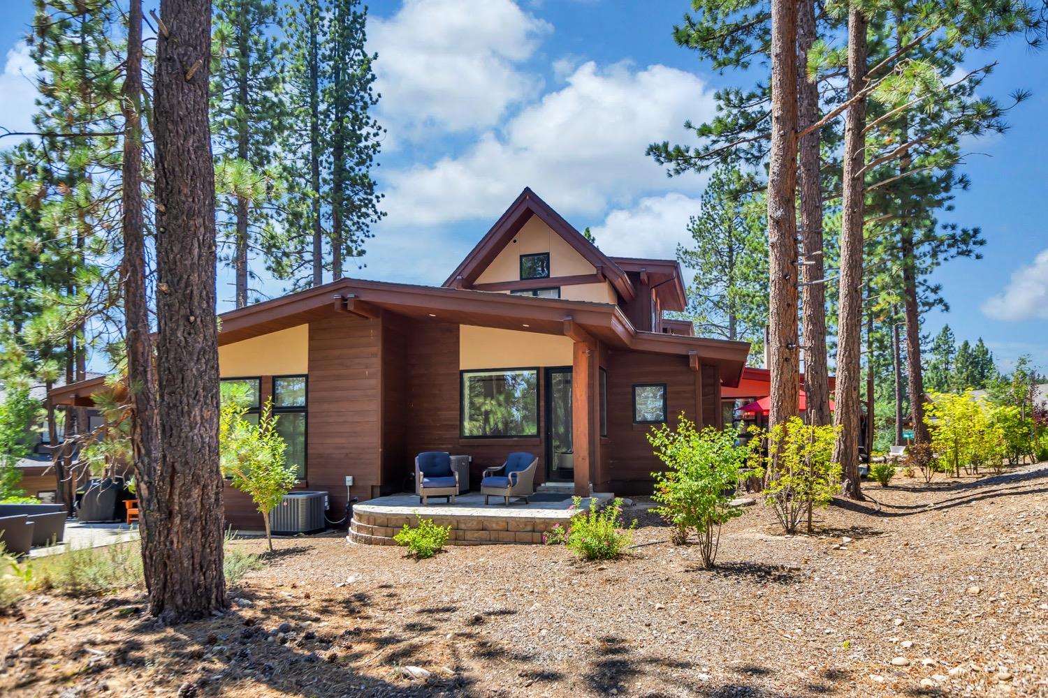 Detail Gallery Image 4 of 58 For 9106 Heartwood Dr, Truckee,  CA 96161 - 3 Beds | 3/1 Baths