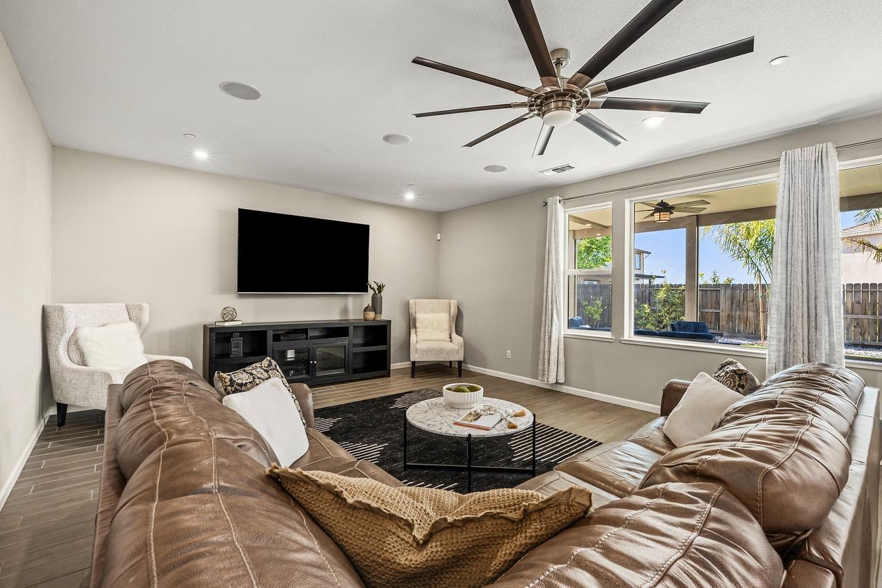 Detail Gallery Image 11 of 42 For 4265 Hydra Cir, Roseville,  CA 95747 - 5 Beds | 3/1 Baths