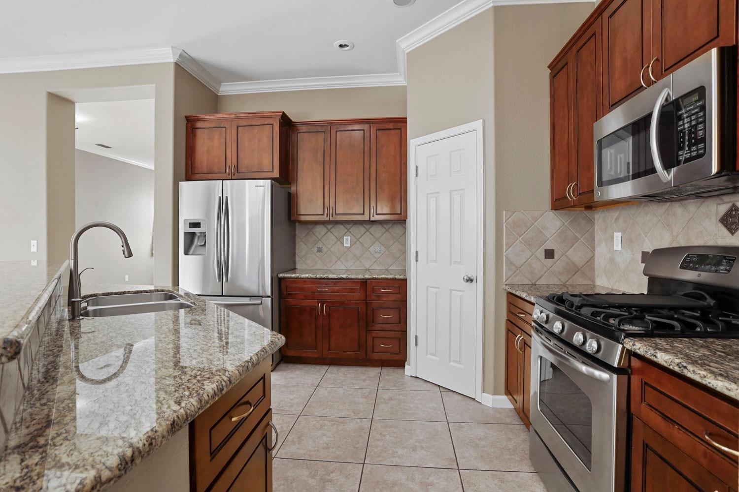 Detail Gallery Image 14 of 45 For 6437 Pine Meadow Cir, Stockton,  CA 95219 - 4 Beds | 2 Baths