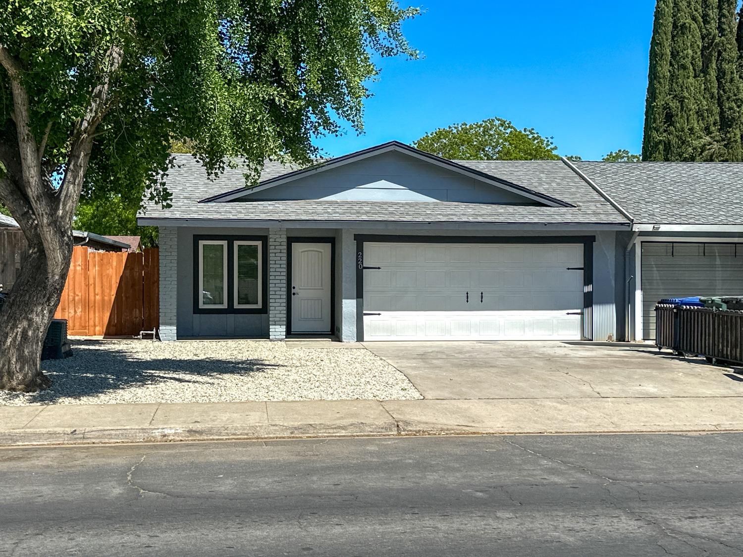 Detail Gallery Image 1 of 28 For 220 N Riverside Dr, Modesto,  CA 95354 - 3 Beds | 2 Baths
