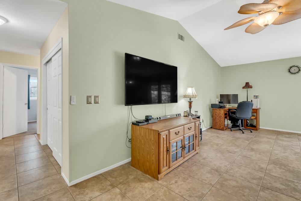 Detail Gallery Image 11 of 30 For 227 Donner Dr, Lodi,  CA 95240 - 3 Beds | 2 Baths