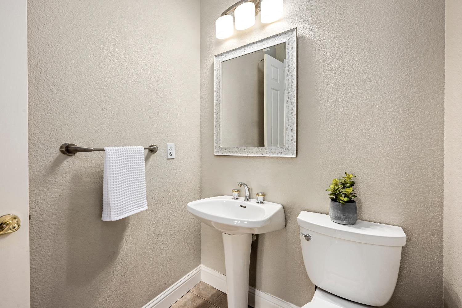 Detail Gallery Image 13 of 70 For 112 Eriswell Ct, Roseville,  CA 95747 - 4 Beds | 2/1 Baths
