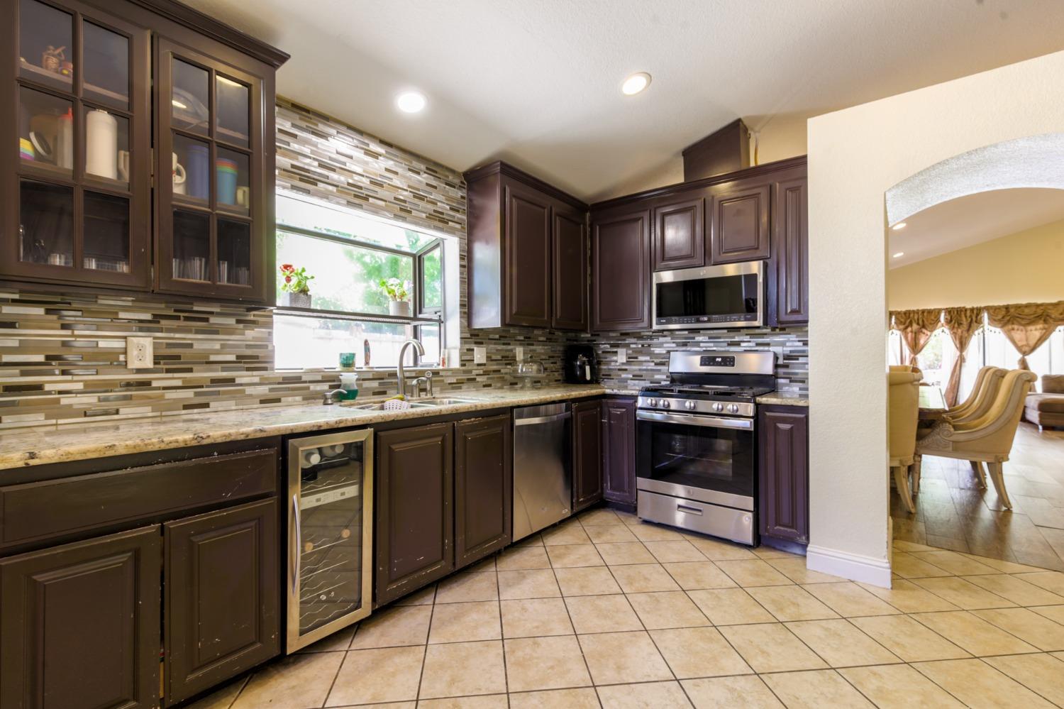 Detail Gallery Image 8 of 40 For 5795 Caribbean Cir, Stockton,  CA 95210 - 3 Beds | 2 Baths