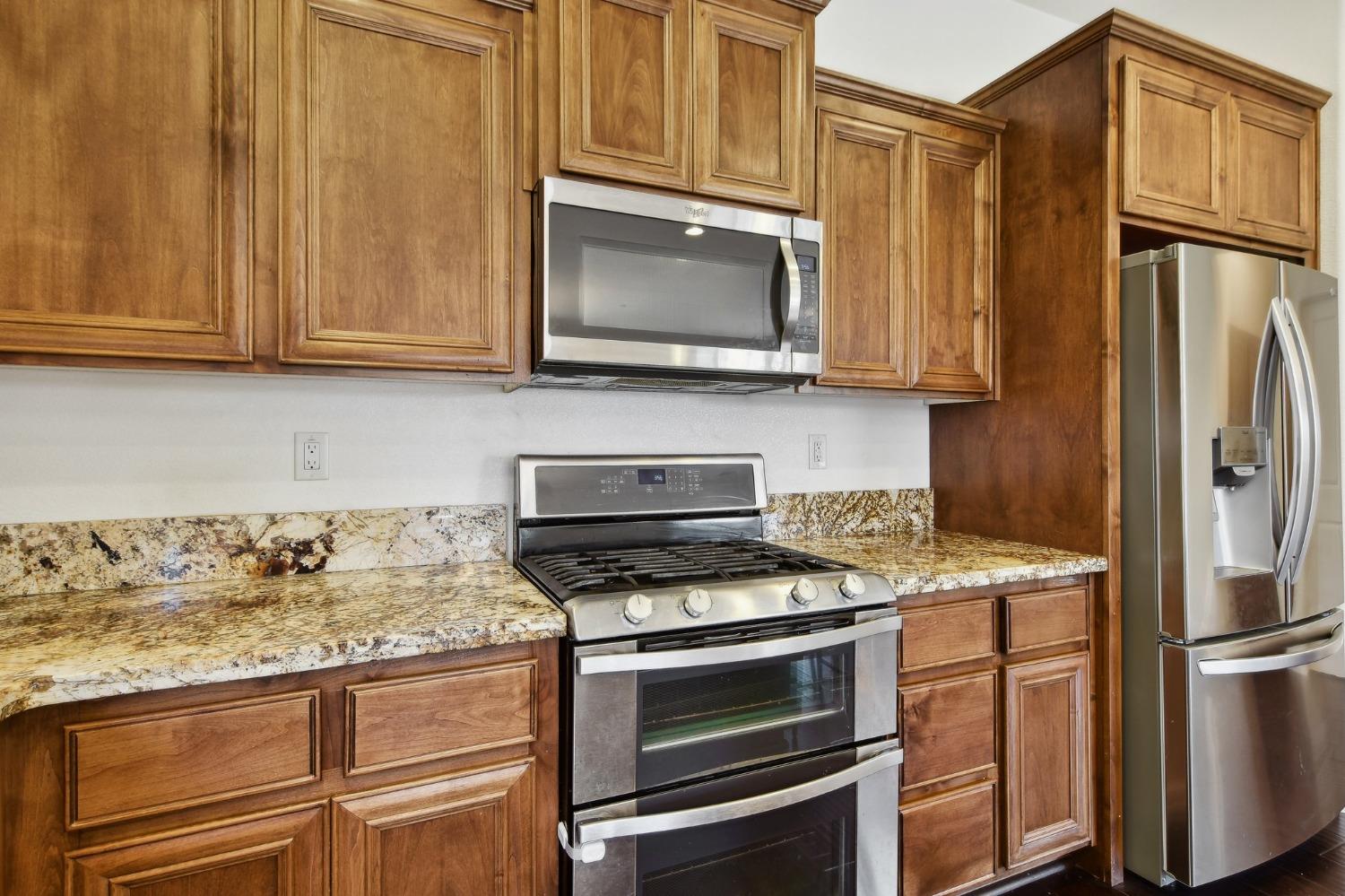 Detail Gallery Image 3 of 22 For 3016 Oak Trail Way, Roseville,  CA 95747 - 3 Beds | 2 Baths