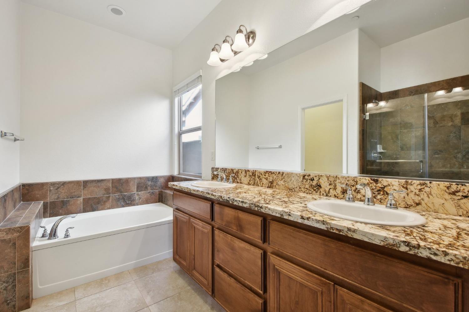 Detail Gallery Image 13 of 22 For 3016 Oak Trail Way, Roseville,  CA 95747 - 3 Beds | 2 Baths