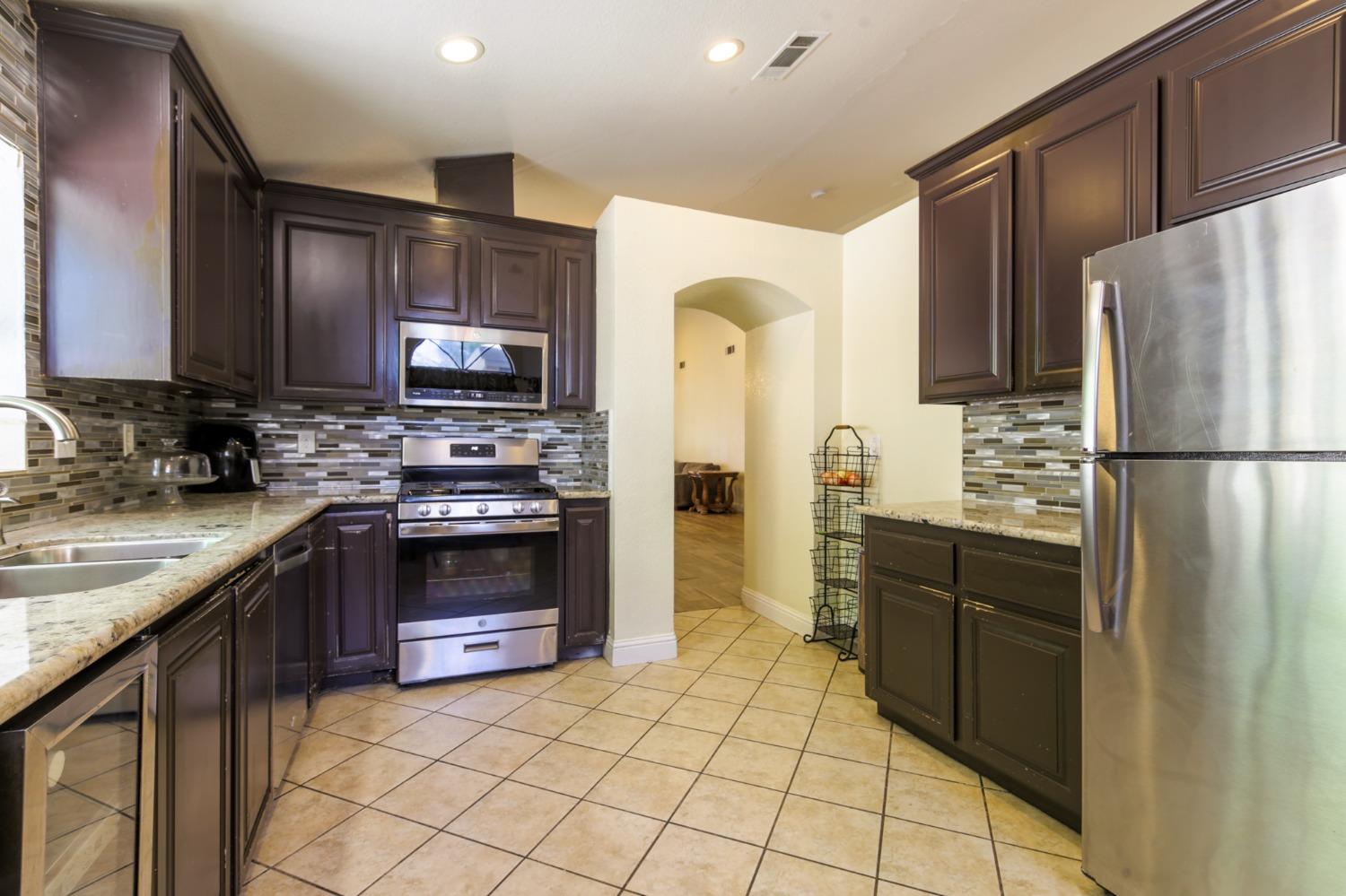 Detail Gallery Image 2 of 40 For 5795 Caribbean Cir, Stockton,  CA 95210 - 3 Beds | 2 Baths