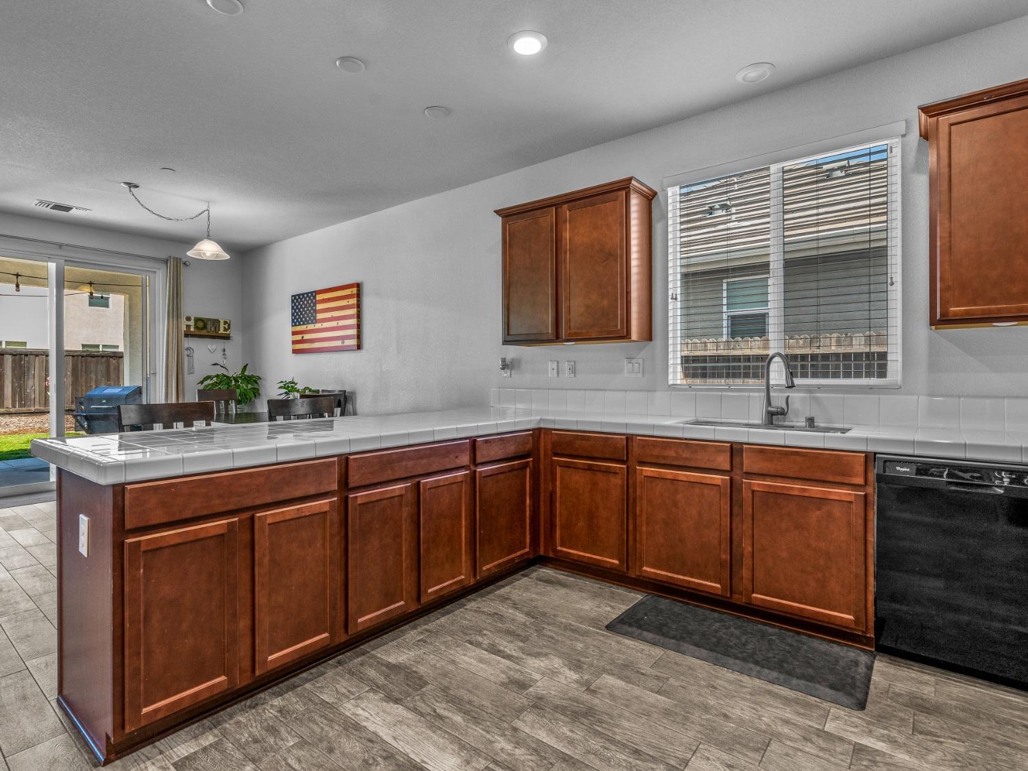 Detail Gallery Image 7 of 23 For 1498 Ivy Hatch Way, Plumas Lake,  CA 95961 - 4 Beds | 2 Baths
