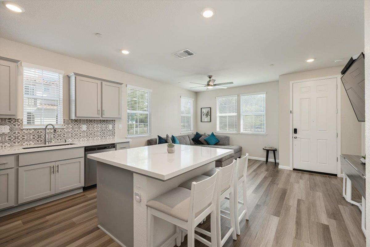 Detail Gallery Image 6 of 35 For 4379 E Commerce Way, Sacramento,  CA 95834 - 3 Beds | 2/1 Baths