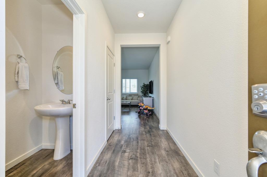 Detail Gallery Image 2 of 16 For 9249 Farmstead Cir, Roseville,  CA 95747 - 4 Beds | 2/1 Baths