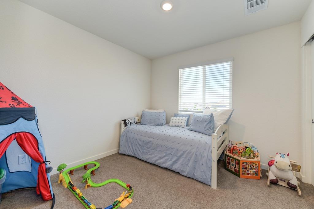 Detail Gallery Image 11 of 16 For 9249 Farmstead Cir, Roseville,  CA 95747 - 4 Beds | 2/1 Baths