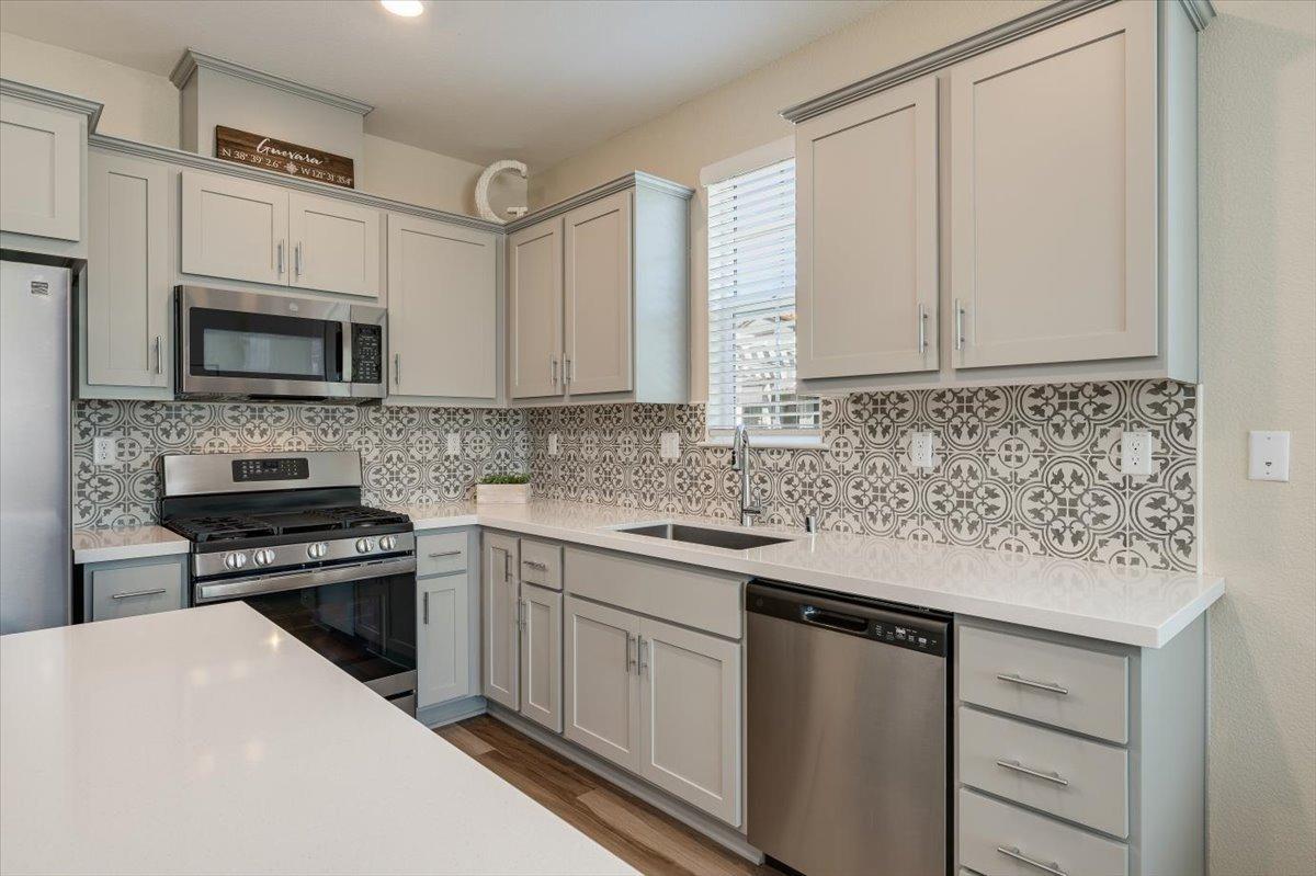 Detail Gallery Image 3 of 35 For 4379 E Commerce Way, Sacramento,  CA 95834 - 3 Beds | 2/1 Baths