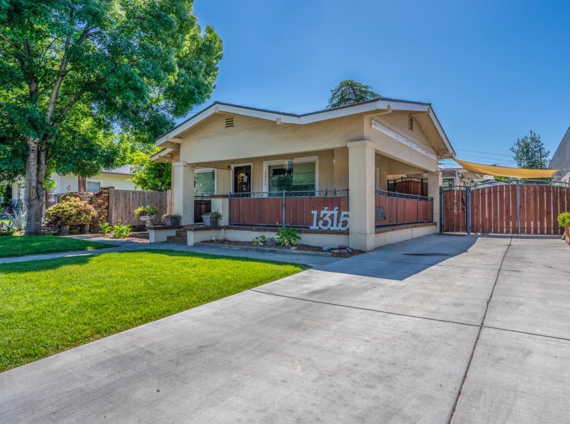Detail Gallery Image 1 of 28 For 1315 S 7th St, Los Banos,  CA 93635 - 3 Beds | 2/1 Baths