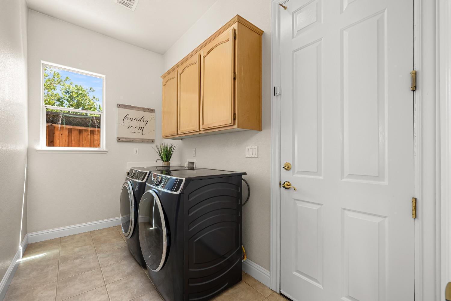 Detail Gallery Image 12 of 70 For 112 Eriswell Ct, Roseville,  CA 95747 - 4 Beds | 2/1 Baths