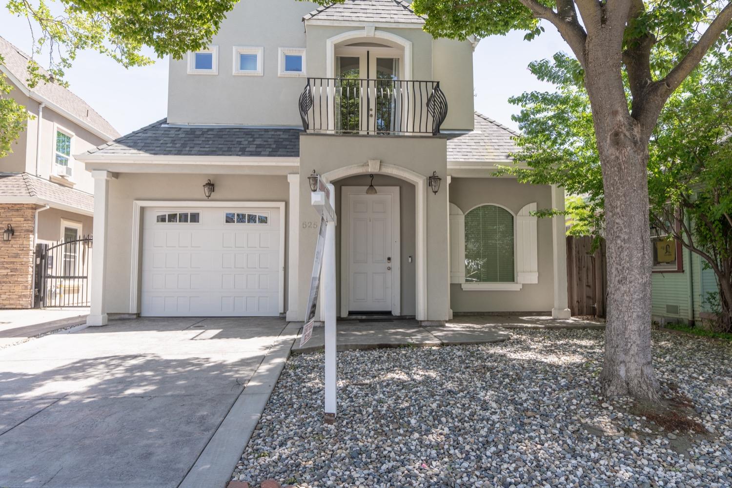 Detail Gallery Image 1 of 64 For 525 40th St, Sacramento,  CA 95819 - 3 Beds | 2/1 Baths
