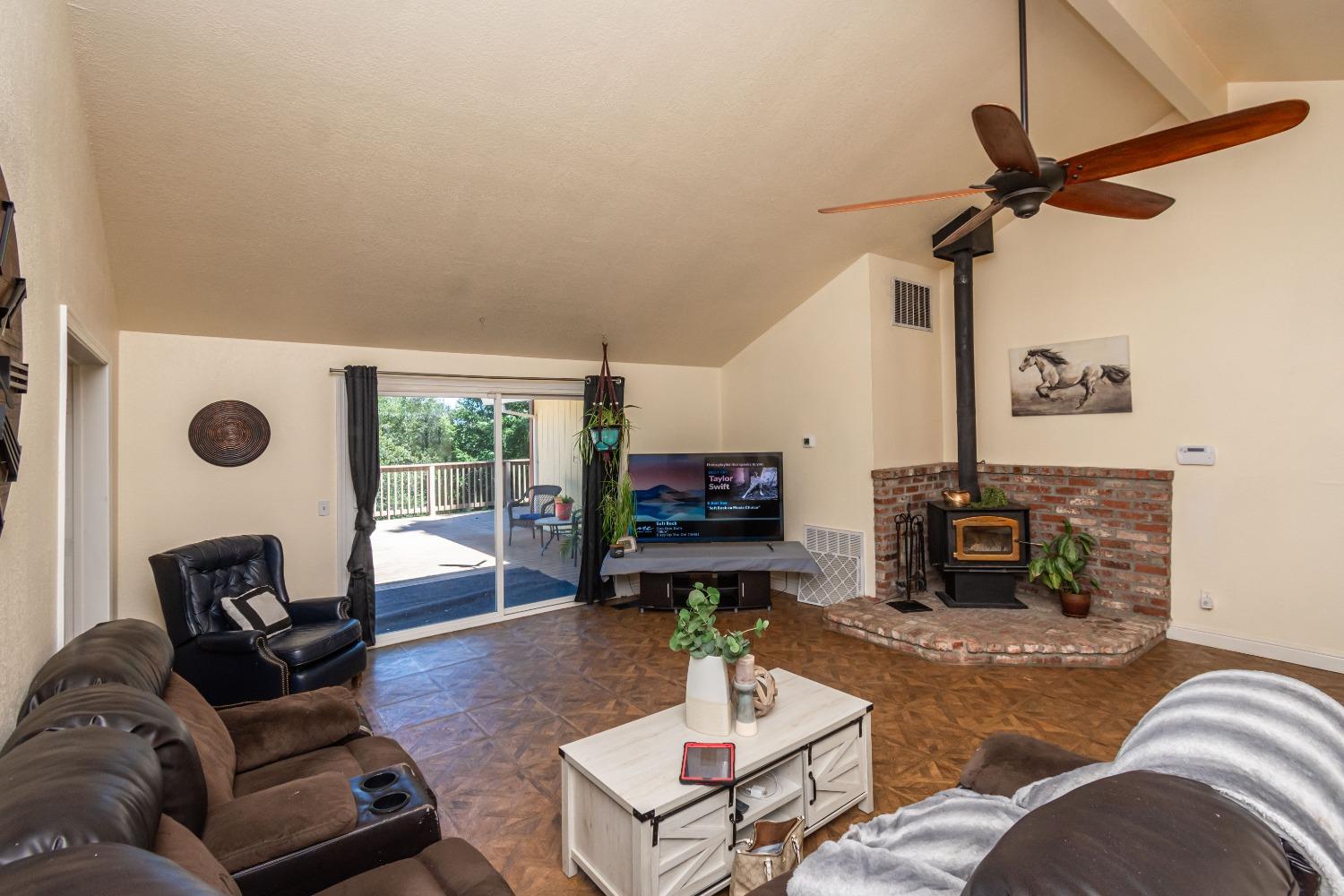 Detail Gallery Image 5 of 39 For 4607 Hillwood Dr, Shingle Springs,  CA 95682 - 3 Beds | 2 Baths