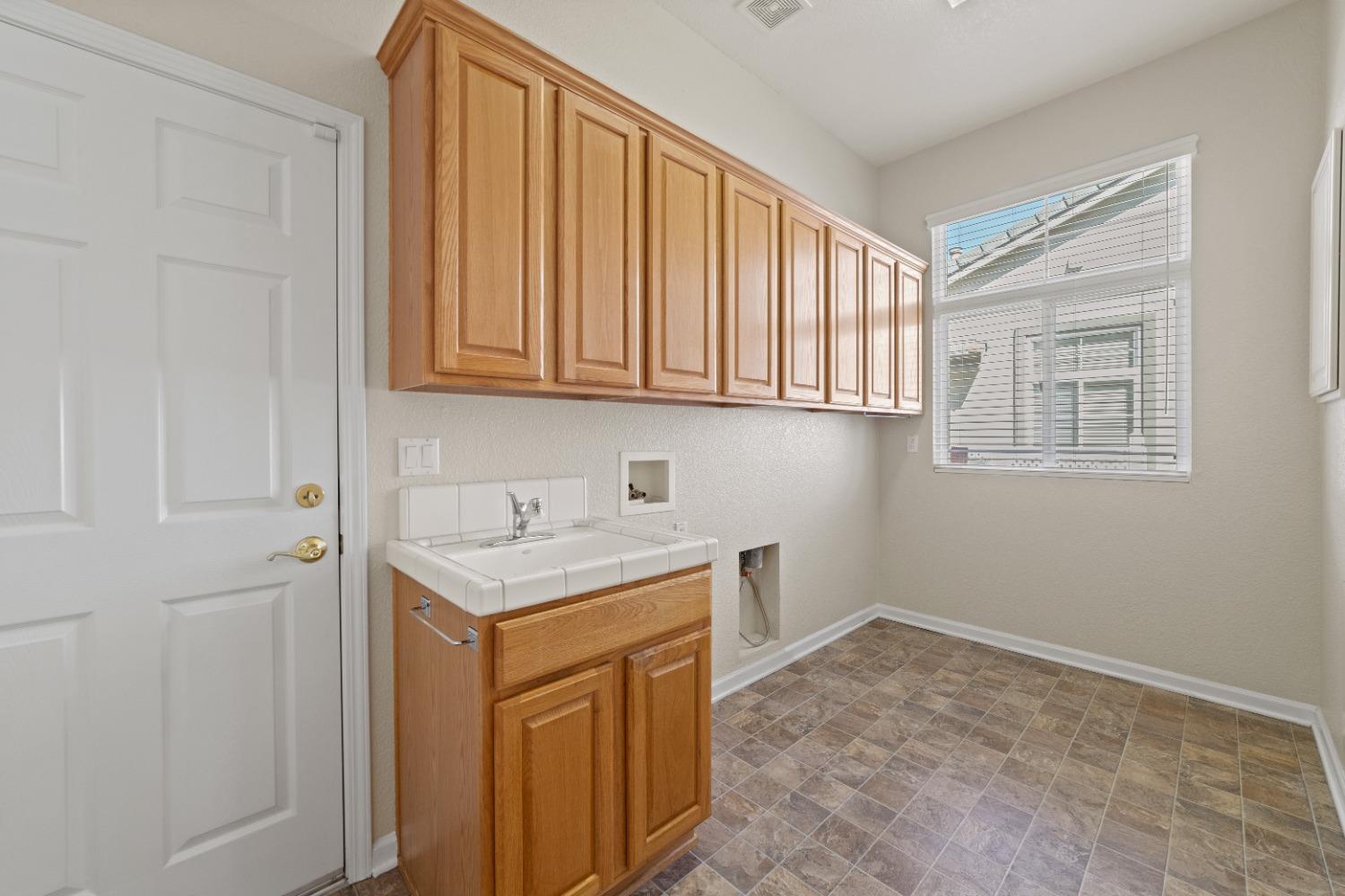 Detail Gallery Image 32 of 43 For 8124 Stagecoach Cir, Roseville,  CA 95747 - 3 Beds | 2/1 Baths
