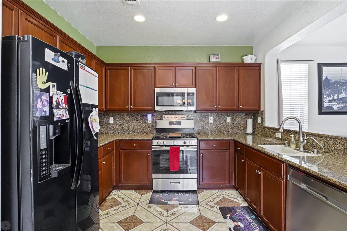 Detail Gallery Image 14 of 37 For 1660 Hearthsong Dr, Manteca,  CA 95337 - 3 Beds | 2/1 Baths