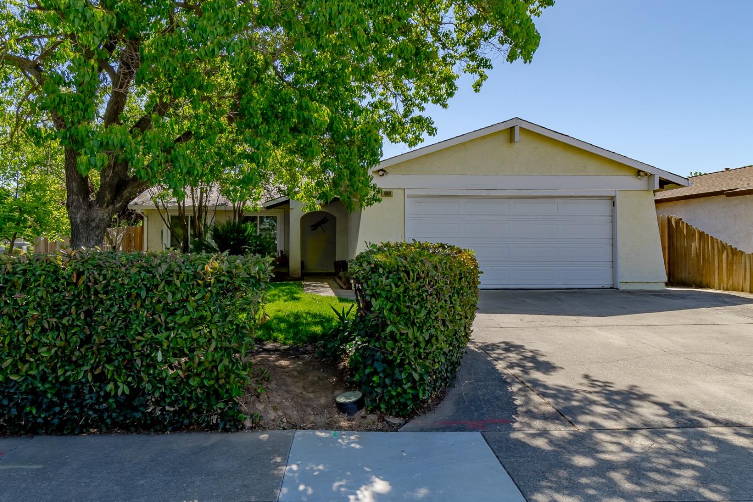 Detail Gallery Image 2 of 28 For 4001 Hollygrove Ct, Sacramento,  CA 95826 - 3 Beds | 2 Baths
